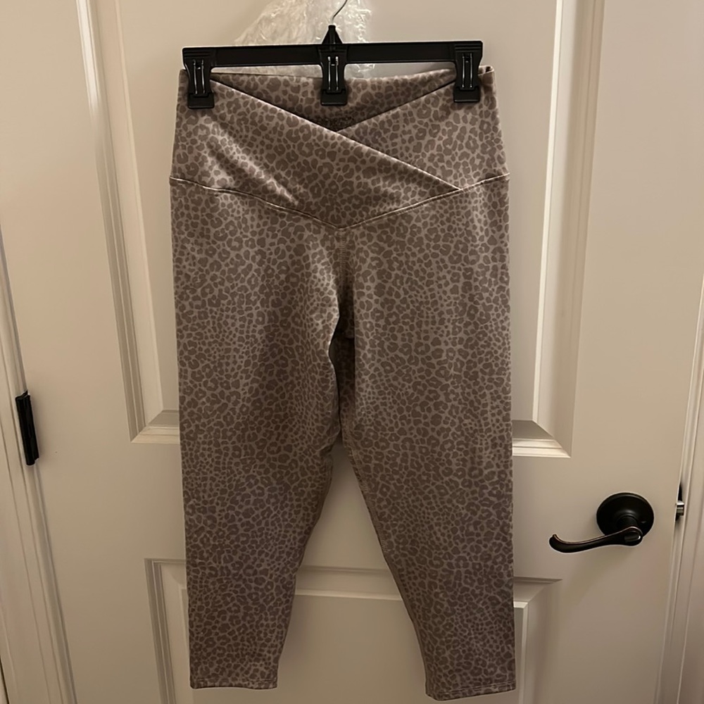 Evolution and Creation leopard print cropped workout pants size Medium